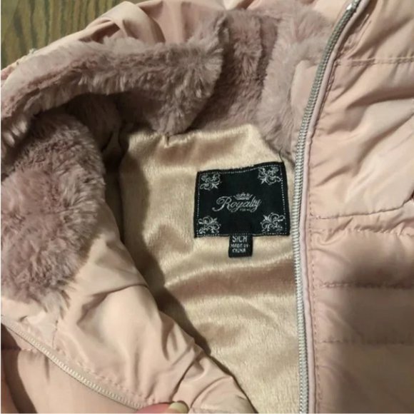 Royalty for Me Faux Fur-Lined Puffer Vest with Foldout Hood Size S - Picture 4 of 5